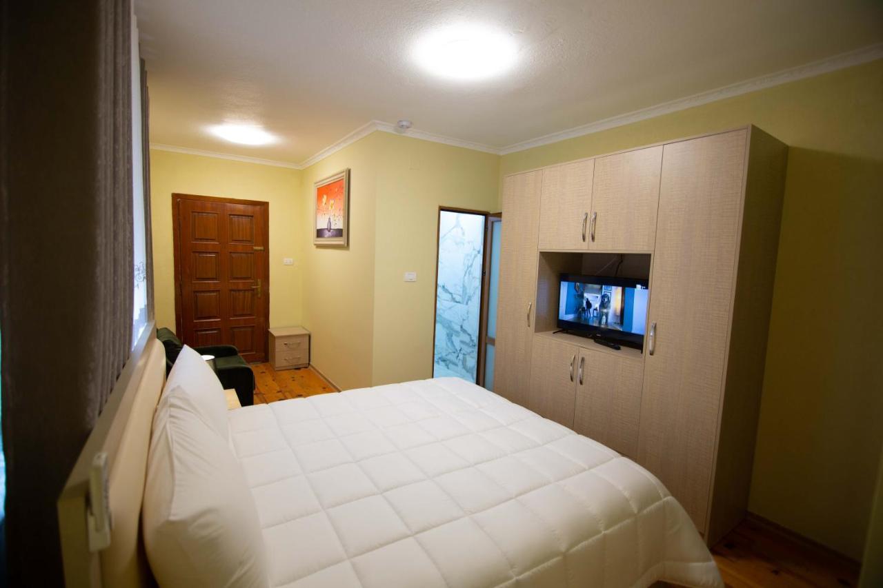 Vila Lika Hotel Korça Kültér fotó
