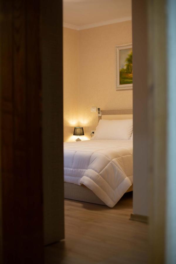 Vila Lika Hotel Korça Kültér fotó
