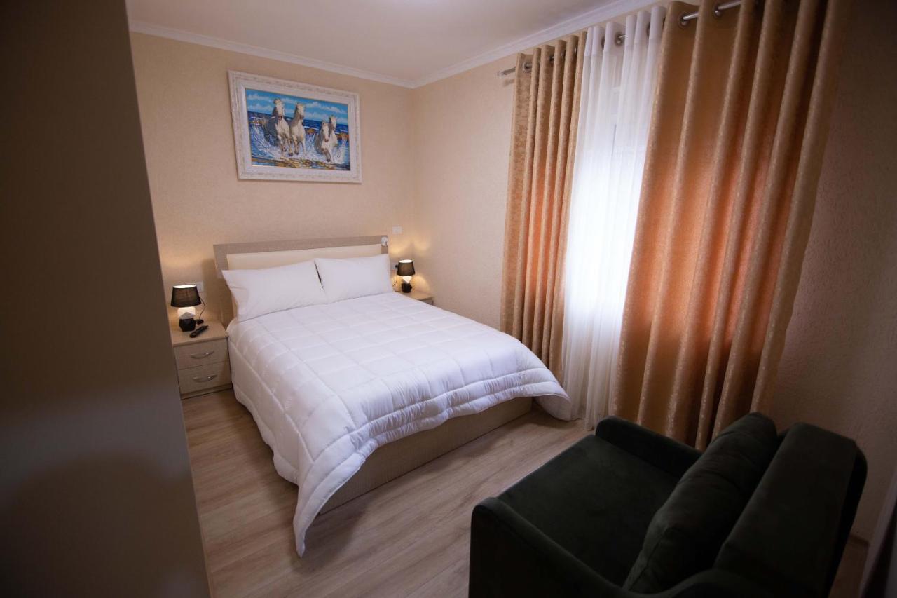Vila Lika Hotel Korça Kültér fotó