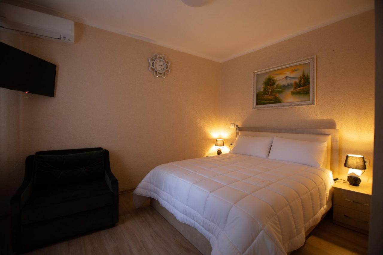 Vila Lika Hotel Korça Kültér fotó
