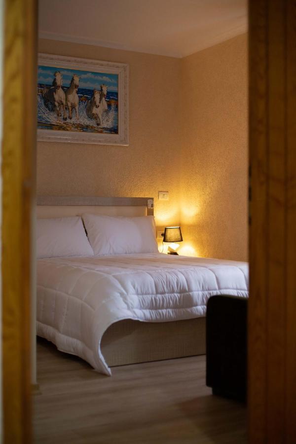Vila Lika Hotel Korça Kültér fotó
