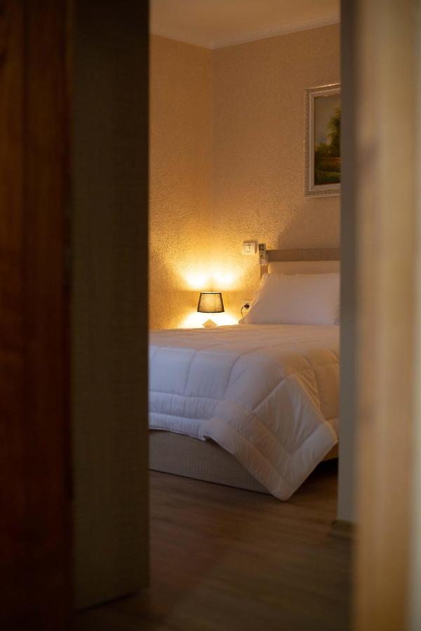 Vila Lika Hotel Korça Kültér fotó