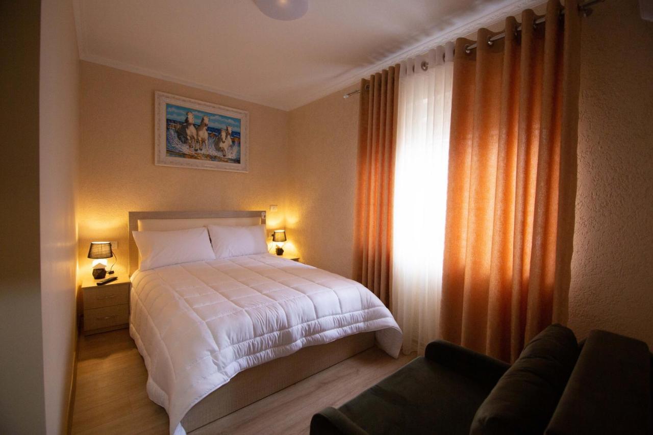 Vila Lika Hotel Korça Kültér fotó