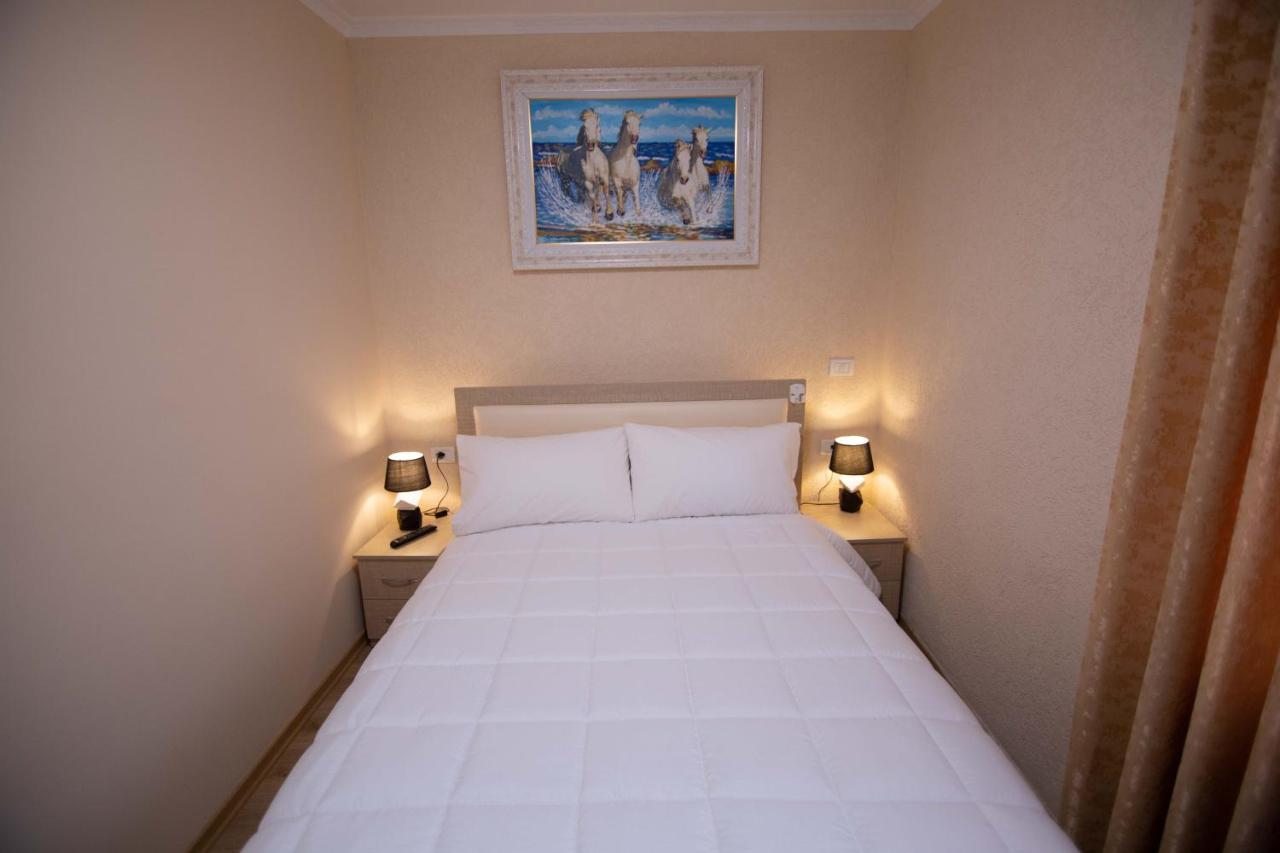 Vila Lika Hotel Korça Kültér fotó